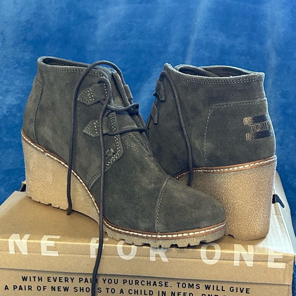 TOMS Tarmac Womens Olive Suede w/ Faux Crepe Wedge. Lace Up Ankle Boots Booties